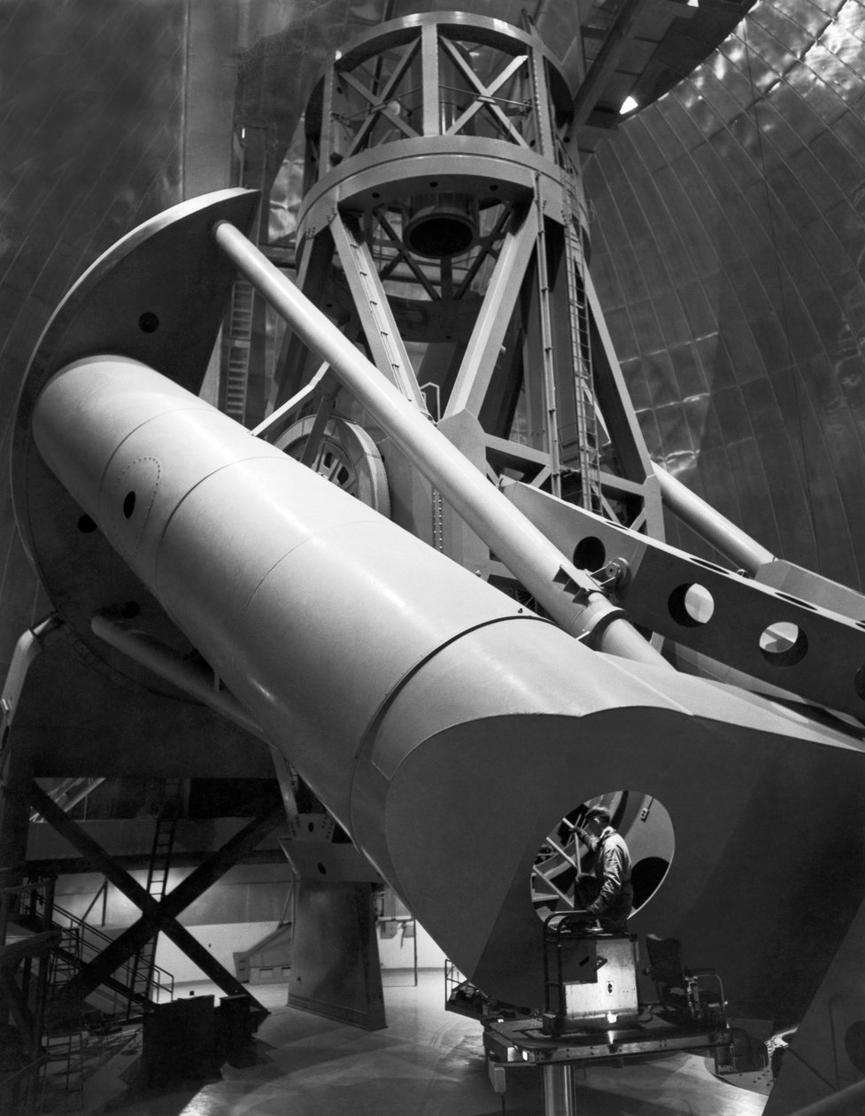 Los Angeles, Kalifornie: 1949 Část interiéru observatoře Mt. Palomar. (černobílá fotografie) od Unbekannt