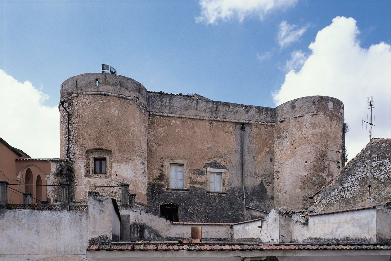 Nízký úhel pohledu na hrad, San Nicandro Garganico, národní park Gargano, Puglia, Itálie od Benjamin Baud
