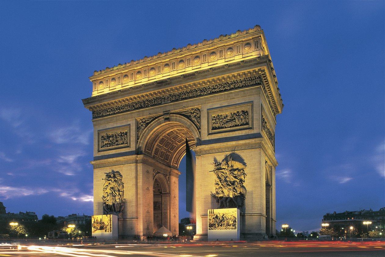 Nízký úhel pohledu na oblouk, Arc De Triomphe, Paříž, Francie od Benjamin Baud