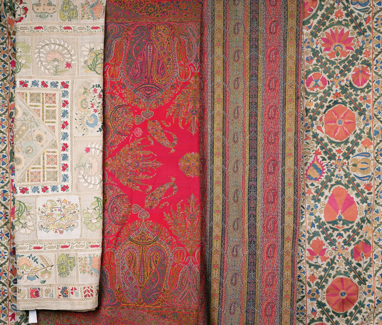 LtoR: Mihrab Susani, Uzbekistán, konec 19. století (hedvábí); Šátek, Kašmír, vyrobený Momtaz od Unbekannt