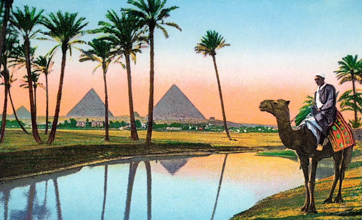 Muž na velbloudu při pohledu na pyramidy v Gíze, kolem roku 1900 (chromolit) od Unbekannter Künstler