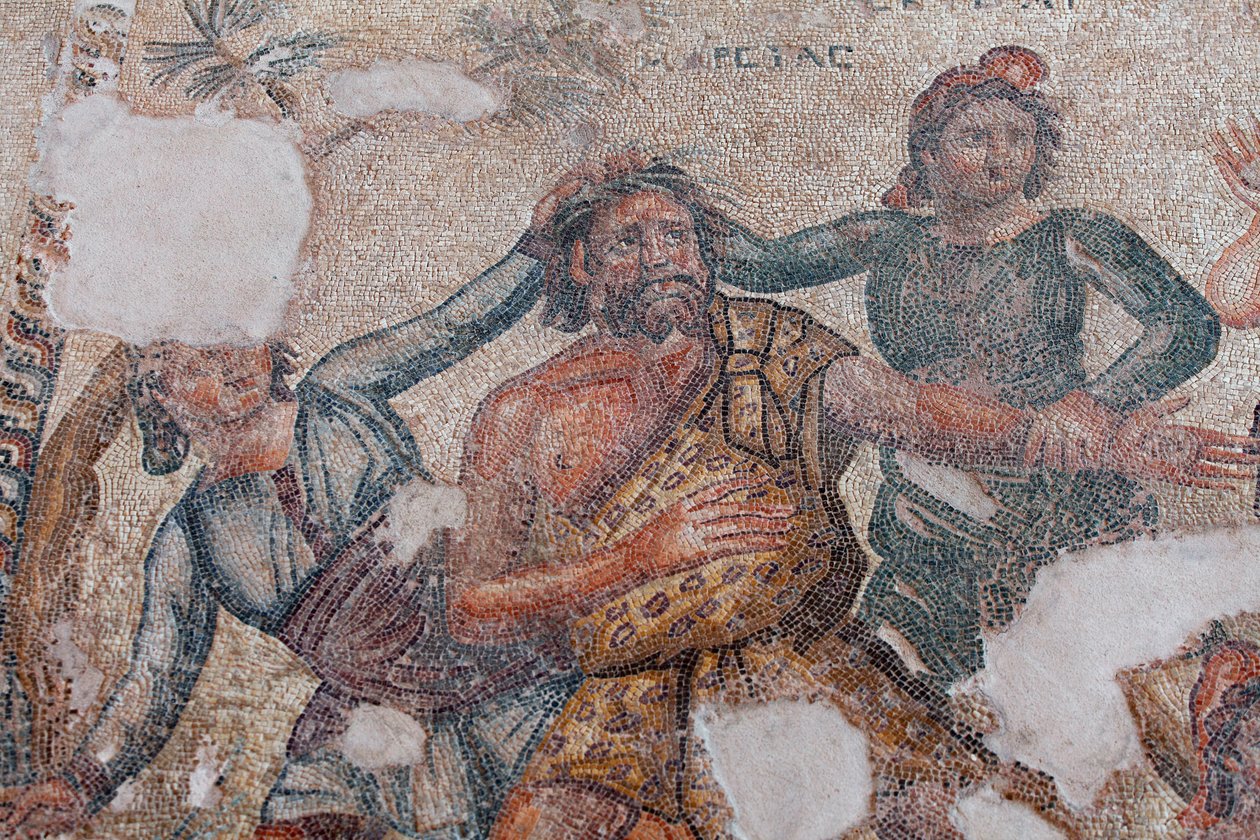 Marsyas a dva Skythové vykonají Apollónův rozsudek a vedou ho ke stromu, kde bude zaživa stažen z kůže - Detail poslední chvíle hudební soutěže mezi Marsyasem a Apollónem, bohem umění - Paphoské mozaiky, Dům Aionů, 3. století od Unbekannt