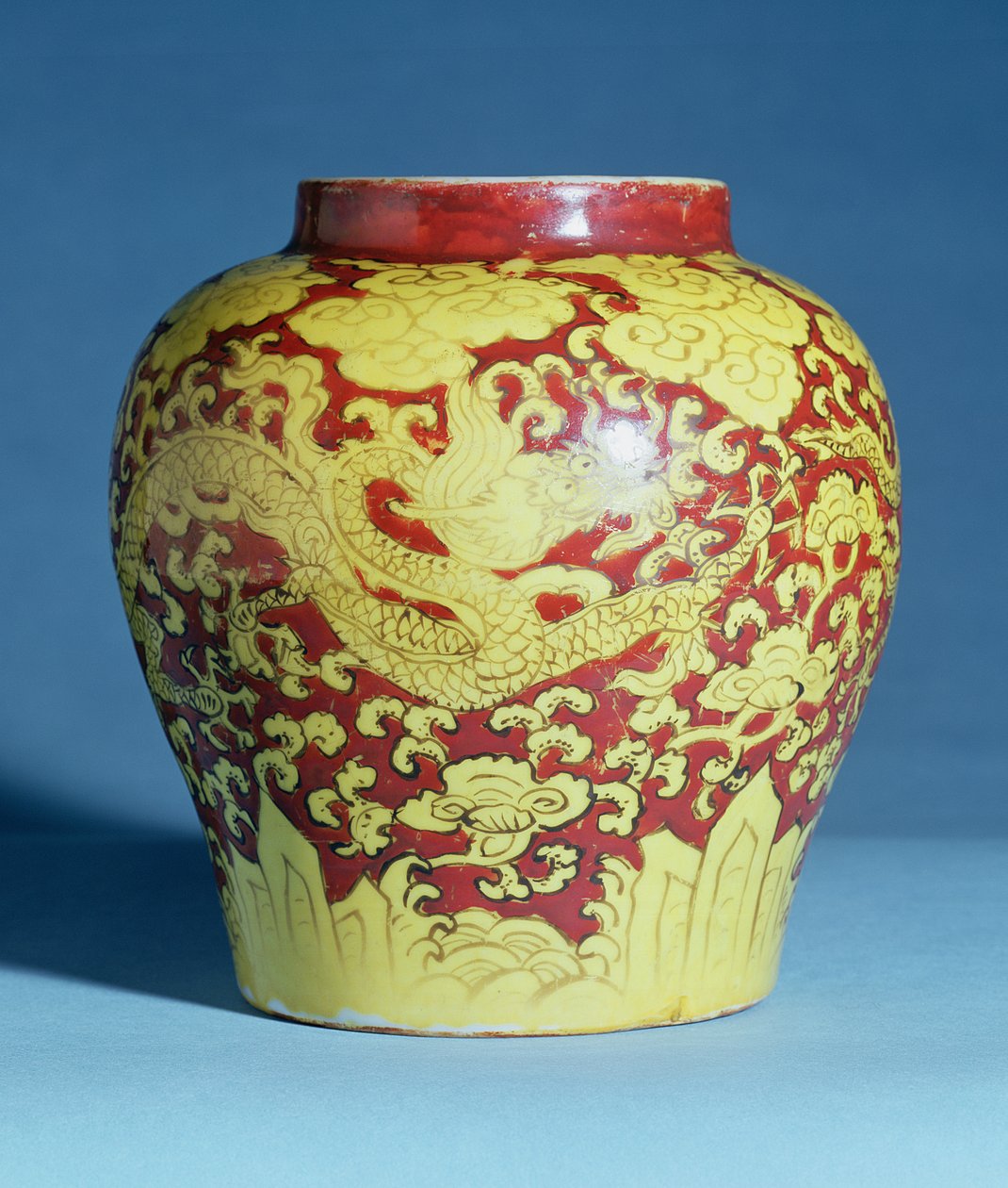 Červená a žlutá balusterová nádoba Ming (značka Chia-ťing) (1522-66) od Unbekannt