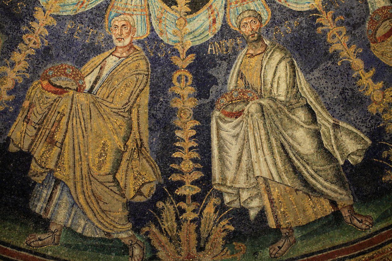 Mozaika stropu baptisteria Neon. Detail průvodu dvanácti apoštolů táhnoucího se kolem středové mozaiky ve dvou směrech a končící setkáním svatého Petra se svatým Pavlem. 5. století, Ravenna, Itálie. Zapsán jako světový Heri UNESCO od Unbekannt