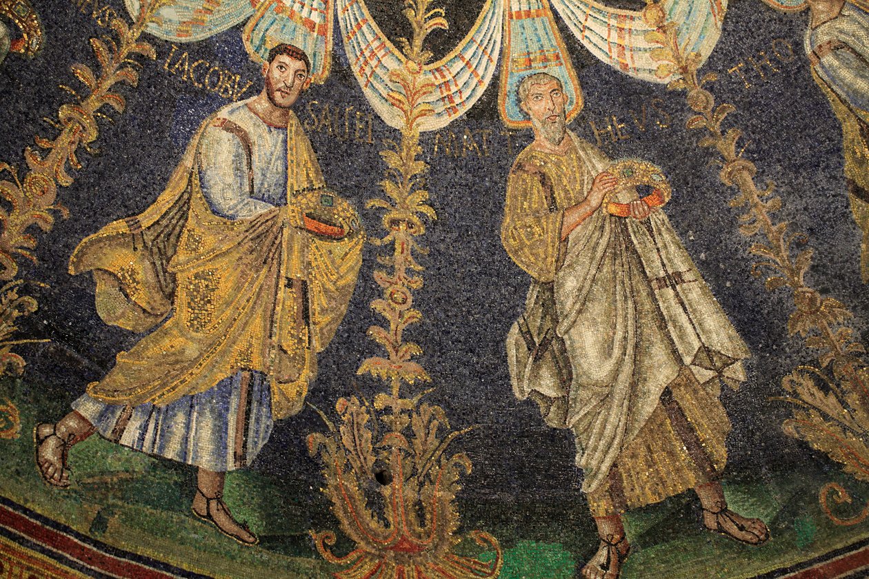 Mozaika stropu baptisteria Neon. Detail průvodu dvanácti apoštolů táhnoucího se kolem středové mozaiky ve dvou směrech a končící setkáním svatého Petra se svatým Pavlem. 5. století, Ravenna, Itálie. Zapsán jako světový Heri UNESCO od Unbekannt