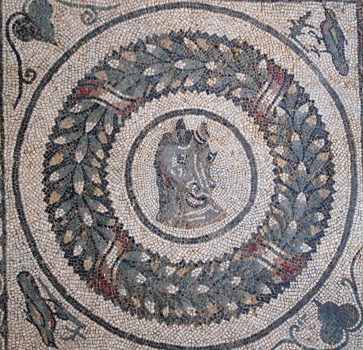 Mozaika peristylu. Detail představující koňskou hlavu. 3. - 4. století. Římská vila Casale, Sicílie. památka UNESCO. od William M. Timlin