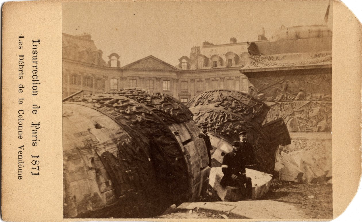 Magistrát Paříže (1871): dva komunardi pózující poblíž trosek padlého sloupu na náměstí Place Vendome v Paříži. Anonymní fotografování. Ztlumit. 10,5 x 6,4 cm od Unbekannt