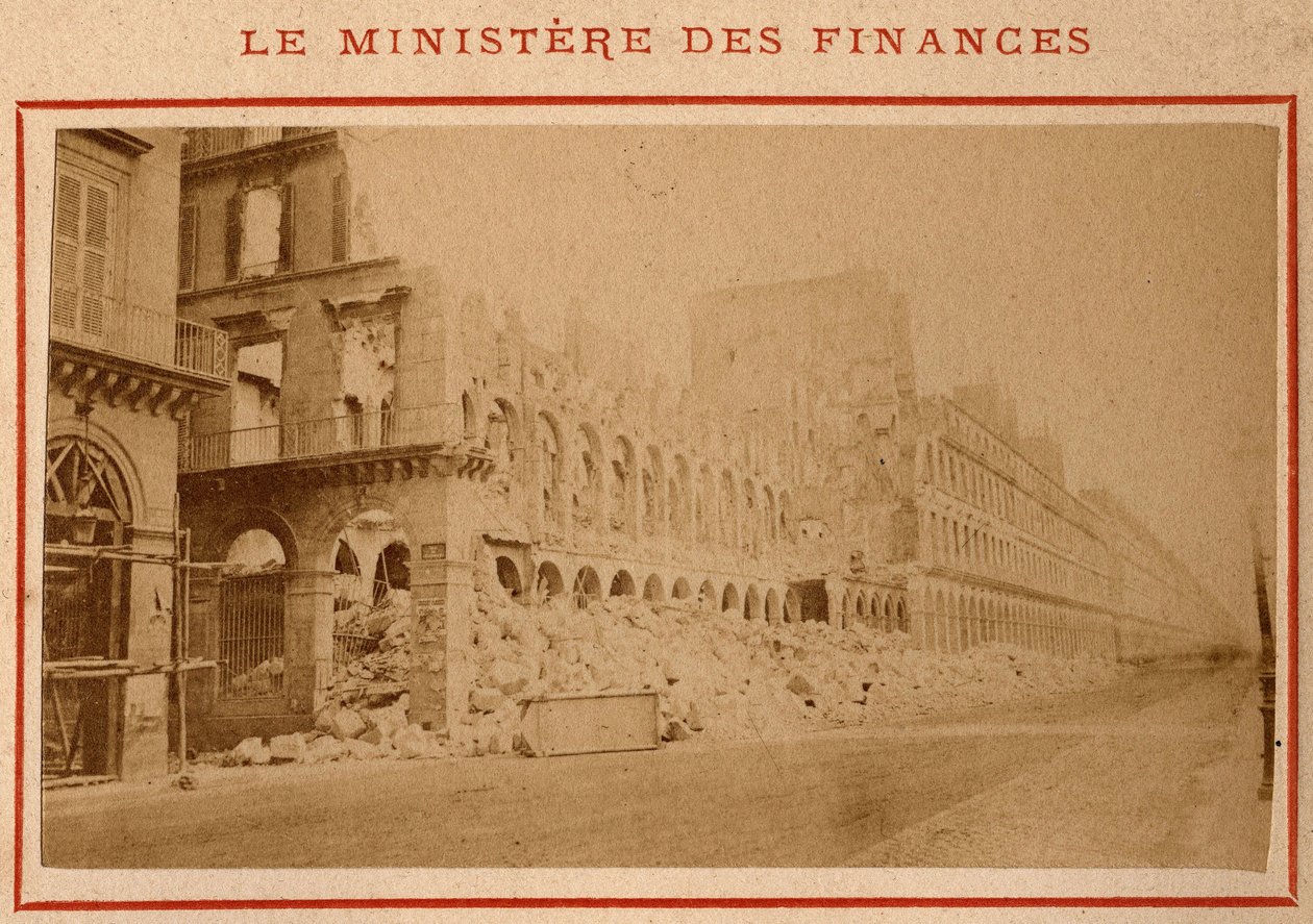 Magistrát města Paříže (1871): pohled na ministerstvo financí v troskách v Paříži v květnu 1871. Fotografie Pierra Pepetita. Tisk na karton, Rozm. Rozměr 9 x 5,4 cm od Unbekannt
