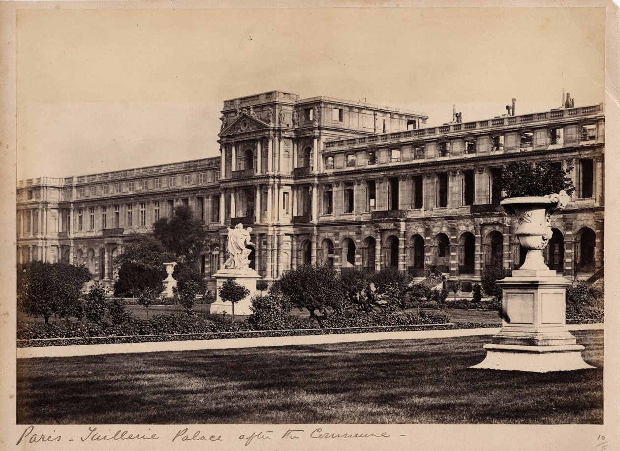 Magistrát města Paříže (1871): pohled na Palais des Tuileries v Paříži kolem května 1871. Anonymní fotografie. Tisk na karton, Rozm. 29 x 20 cm od Unbekannt