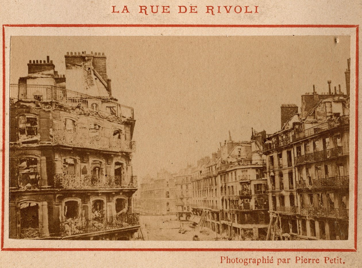 Magistrát města Paříže (1871): pohled na požární budovy na Rue de Rivoli v Paříži v květnu 1871. Fotografie Pierra Pepetita. Tisk na karton, Rozm. Rozměr 9 x 5,4 cm od Unbekannt
