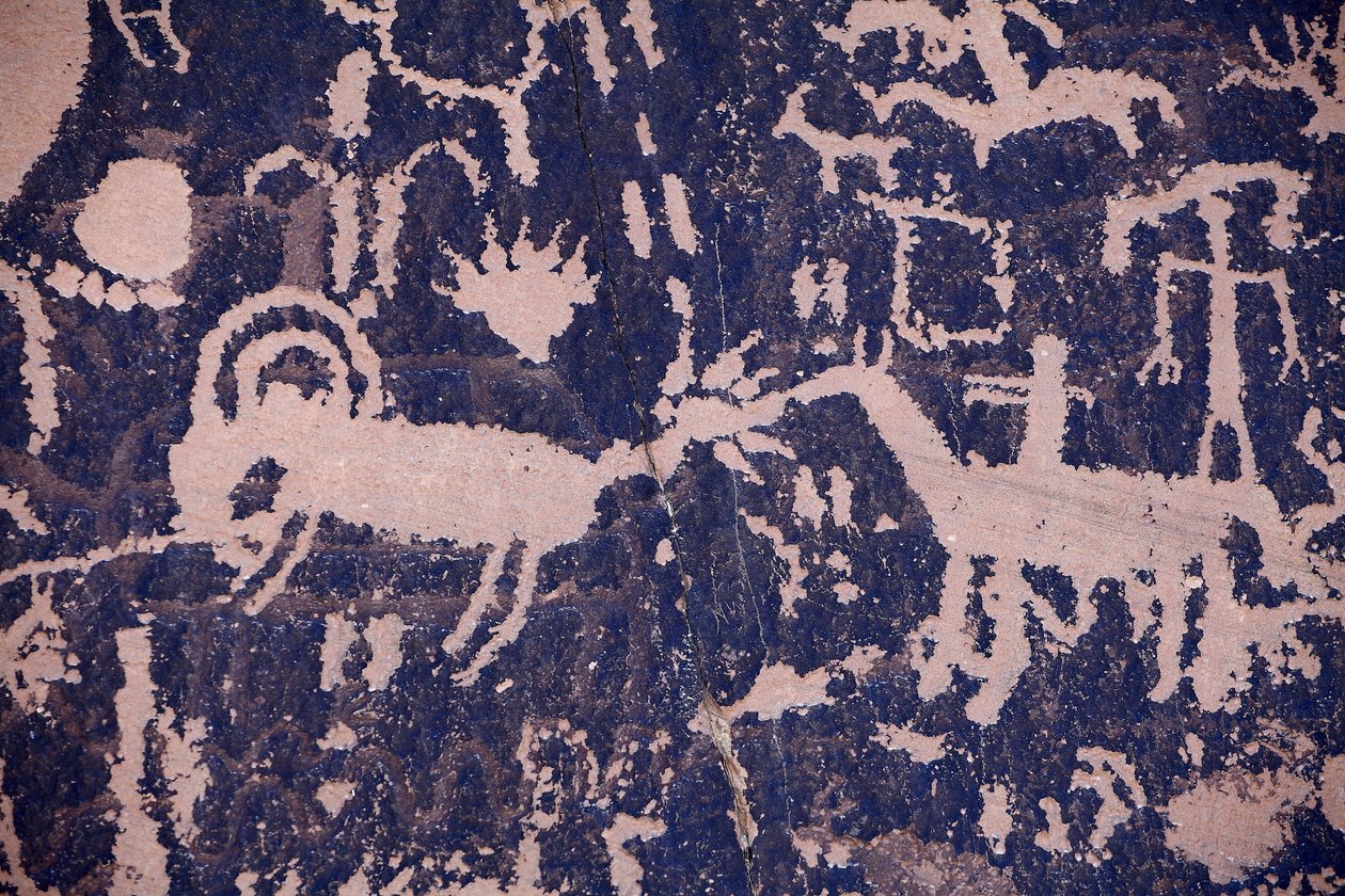 News Paper Rock. Indiánské Petroglyfy Severní Ameriky kmenů Navajo a Utah. Období trvající asi 2000 let až do 14. století. od William M. Timlin