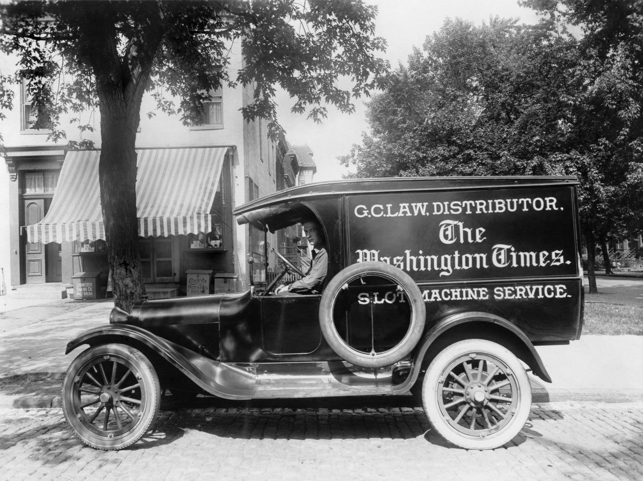 Newspaper Truck, Spojené státy americké, cca 1919 (černobílá fotografie) od Unbekannt