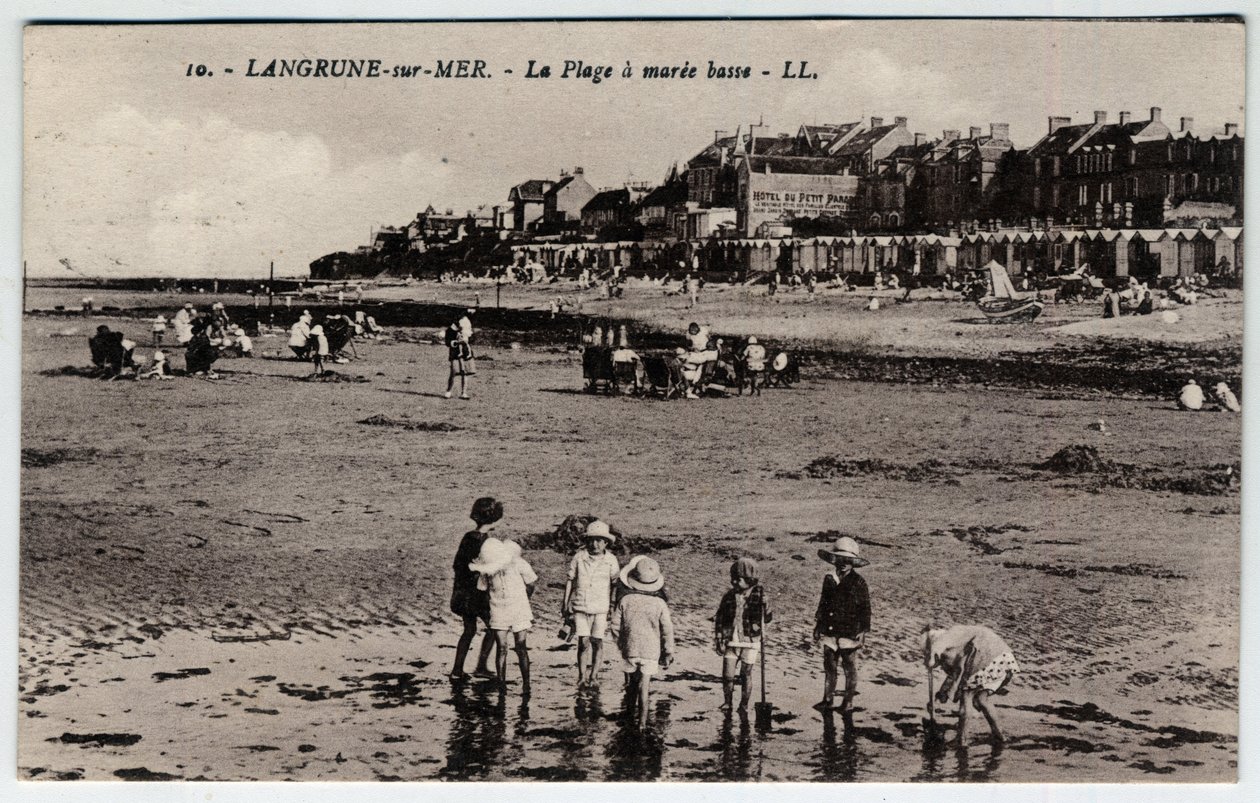 Normandie, Calvados (14), Langrune sur Mer (Langrune-sur-Mer): skupina dětí hrajících si na pláži u mareee low Pohlednice konec 19.-začátek 20. století od William M. Timlin