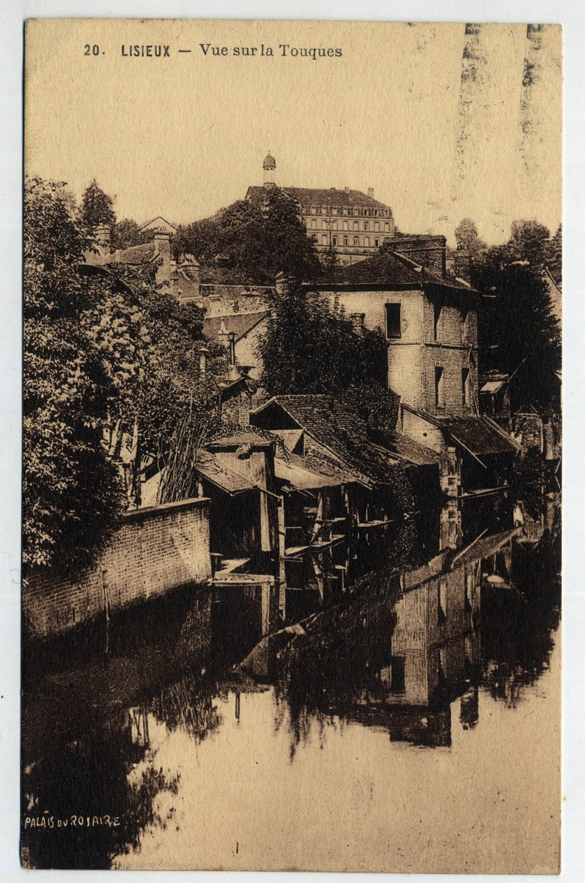 Normandie, Calvados (14), Lisieux: domy na okraji Touques - Pohlednice z roku 1934 od William M. Timlin