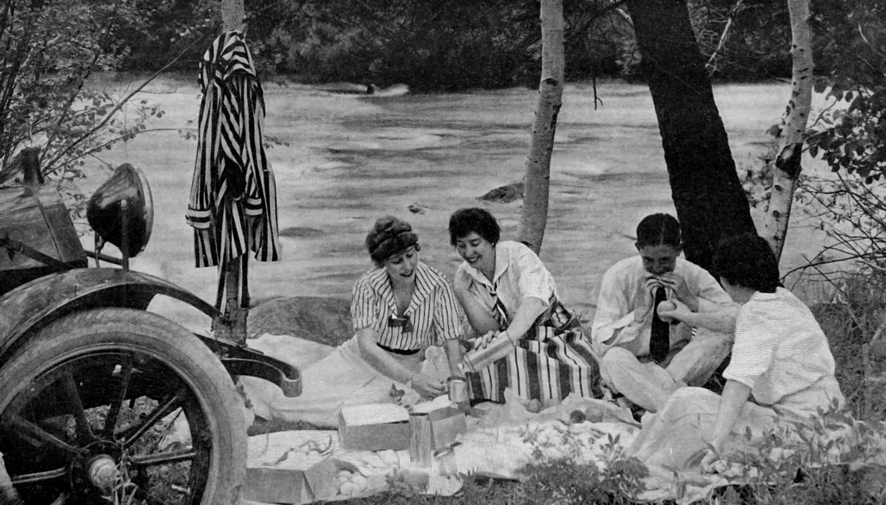 Severní Amerika. Piknikový večírek zaútočí na obědový koš během motorového výletu do pohoří Ozark. 1920 od Unbekannt