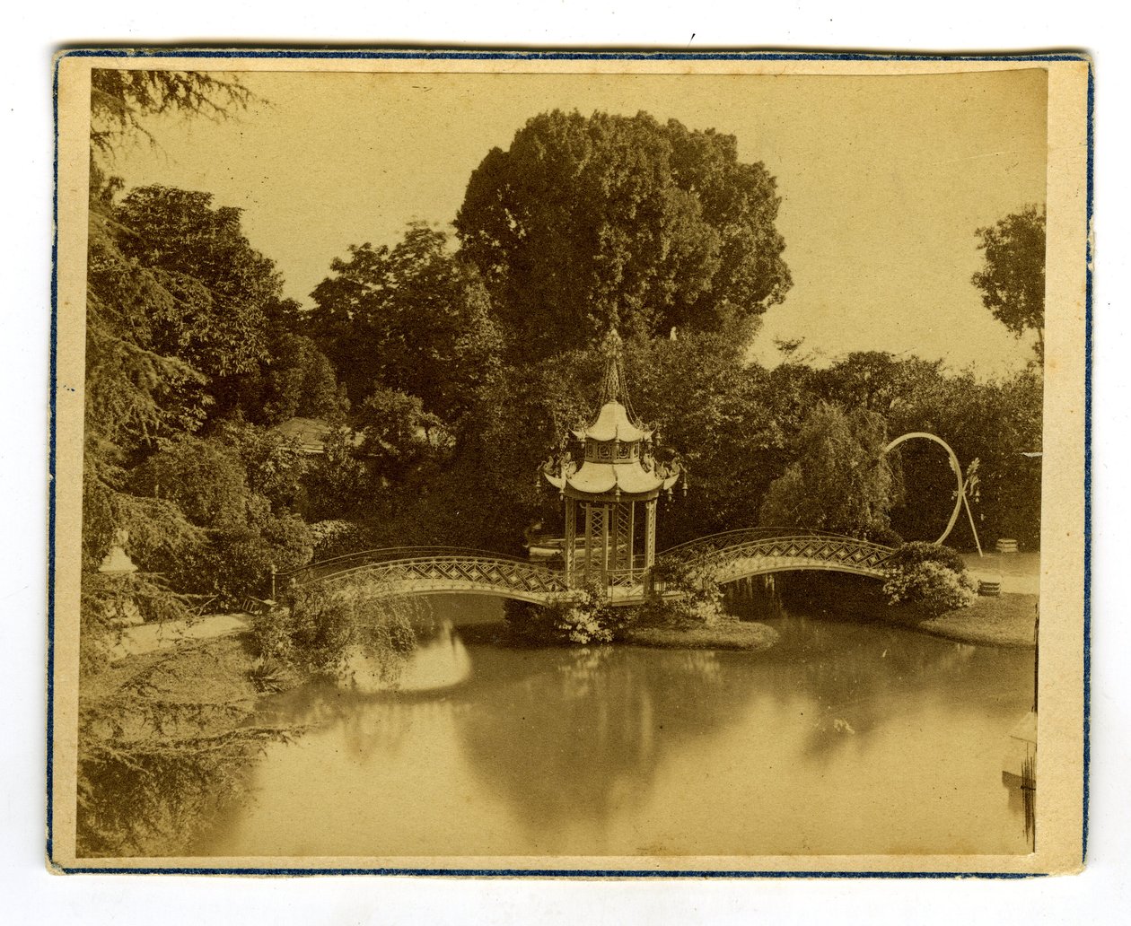 Orleans, Loiret (45), Centre, Francie, Pavilon a čínský most v parku v Orleans od Unbekannter Künstler