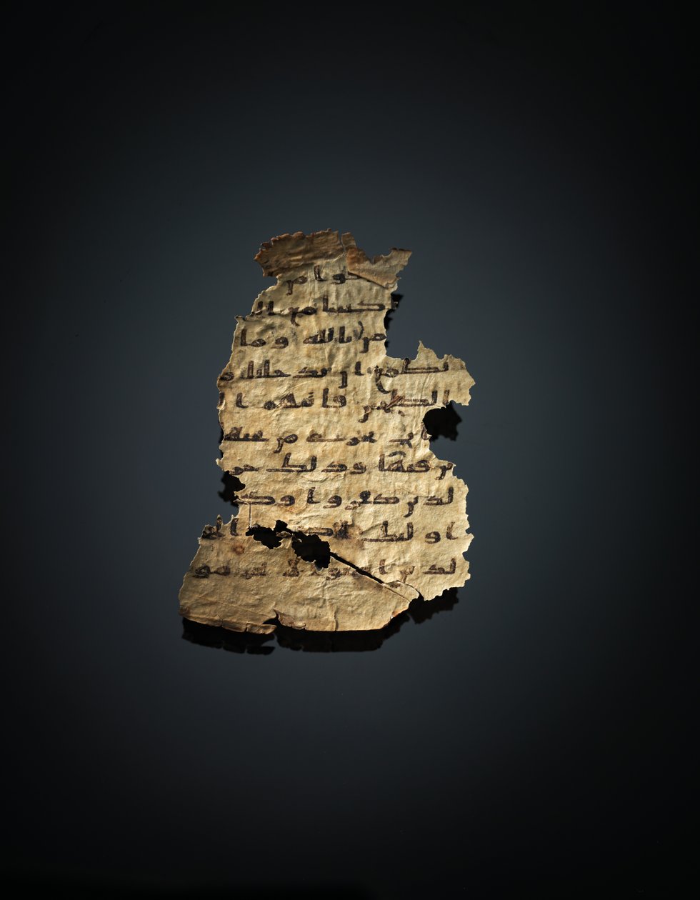 Stránka z nezaznamenaného koránského palimpsestu zkopírovaného na starší koptskou bibli, pravděpodobně Egypt, kolem 8. století (inkoust na pergamenu) od Unbekannt