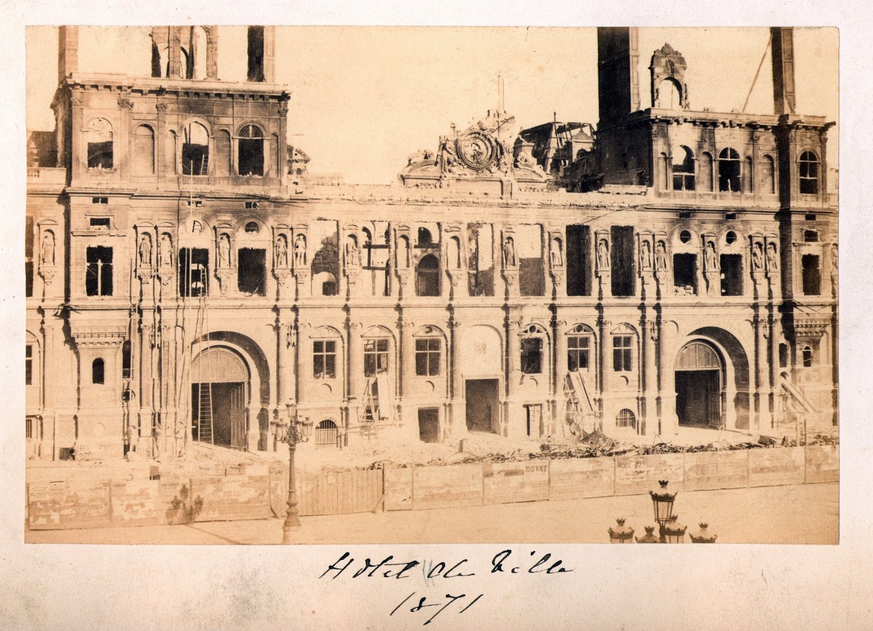 Pařížská komuna (1871): pohled na Hotel de Ville po požáru v květnu 1871. Anonymní fotografie. Tisk na karton Rozm. 15x10 cm od Unbekannt
