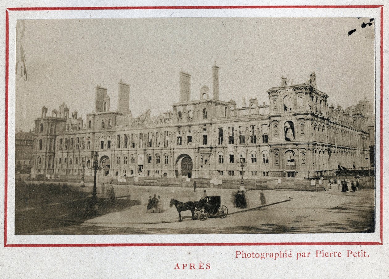 Pařížská komuna (1871): pohled na Hotel de Ville v Paříži po požáru v květnu 1871. Fotografie Pierra Pepetita. Tisk na karton, Rozm. Rozměr 9 x 5,4 cm od Unbekannt