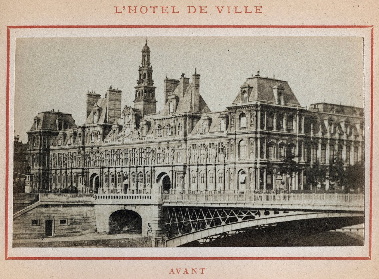 Pařížská komuna (1871): pohled na Hotel de Ville v Paříži před požárem v květnu 1871. Fotografie Pierra Pepetita. Tisk na karton, Rozm. Rozměr 9 x 5,4 cm od Unbekannt
