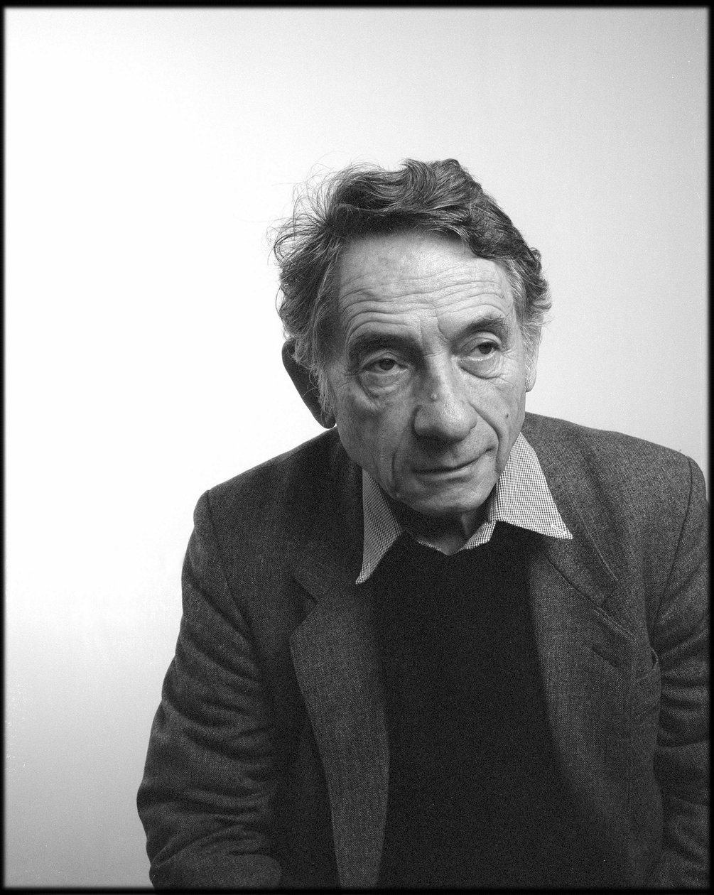 Fotograf Mario Dondero ve studiu Leemage v roce 2004. od Unbekannt