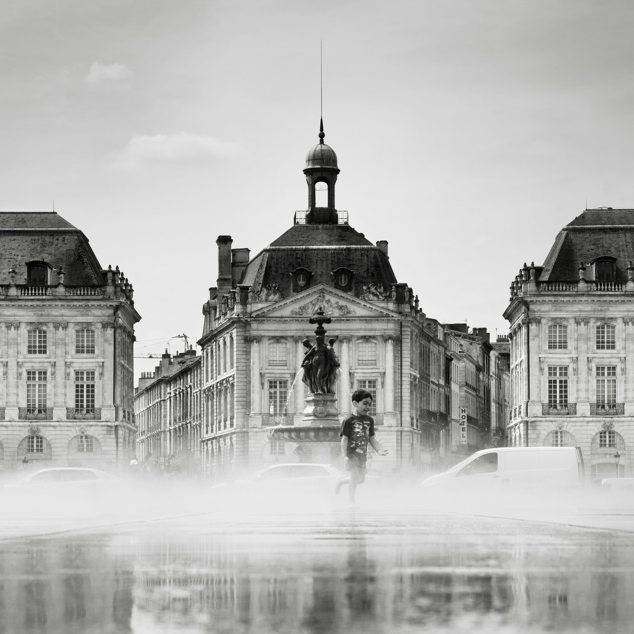 Place de la Bourse, Francie, 2012 (černobílá fotografie) od Leopold Blonder