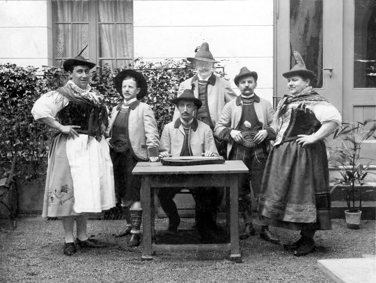 Portrét skupiny mužů v tradičních bavorských krojích, někteří jsou převlečeni za ženy (transvestité) 1910 v okolí Německa Historická fotografie, muži, někteří převlečení za ženy, kolem roku 1910, Bavorsko, Německo od Unbekannter Künstler