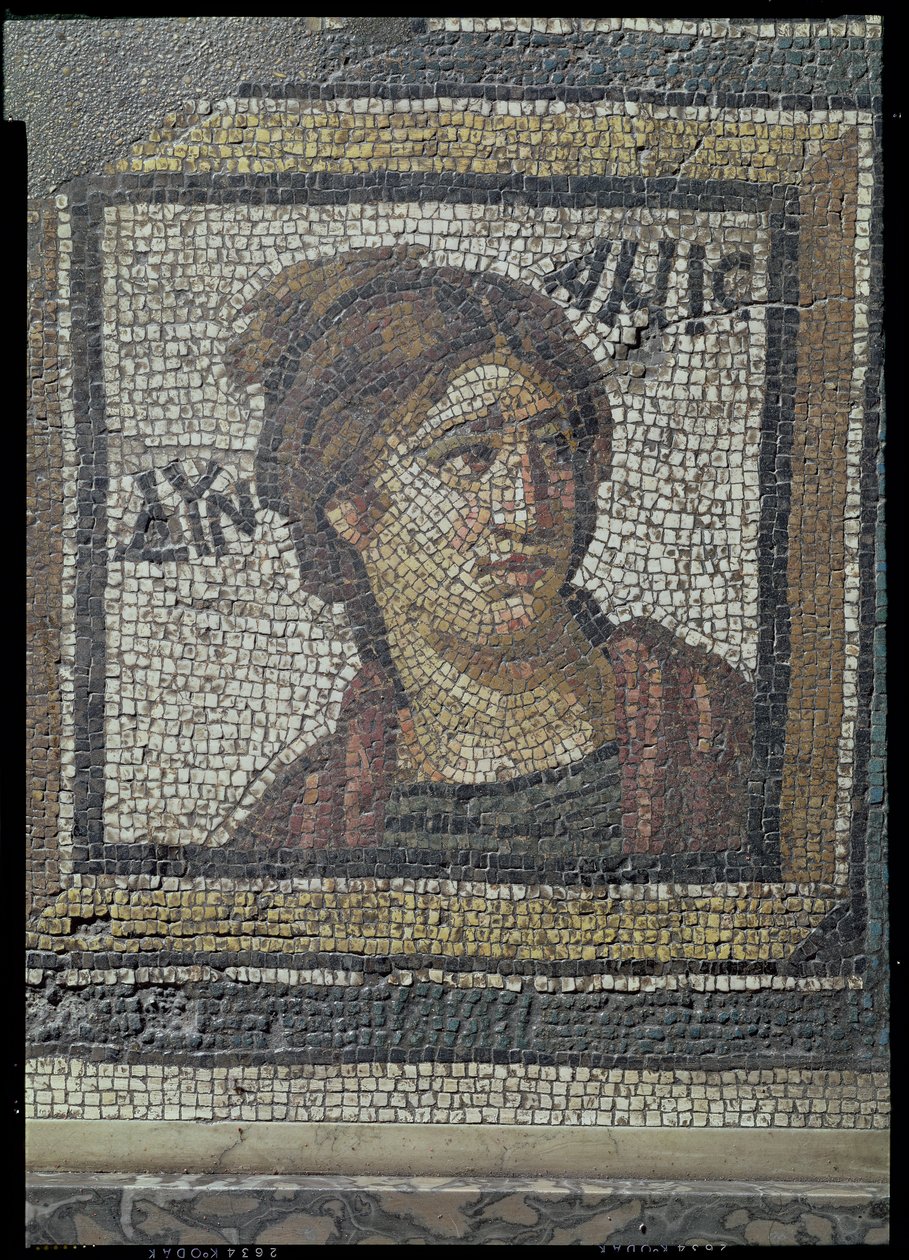 Portrét ženy, detail mozaikové dlažby zobrazující roční období a lovecké scény, z Constantinian Villa v Daphne, Řím, kolem 325-330 našeho letopočtu (mozaika z mramoru, vápence a skla) od Unbekannt