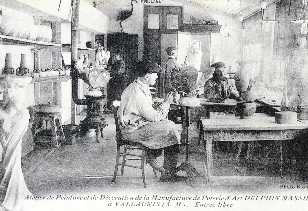 Pohlednice zobrazující řemeslníky při výrobě umělecké keramiky Delphin Massier ve Vallauris od Benjamin Baud