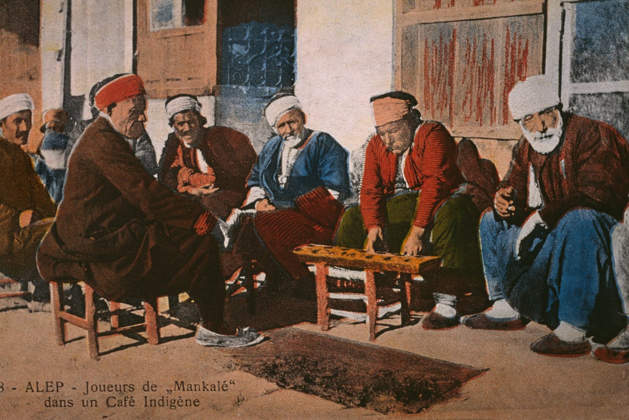 Pohlednice zobrazující hráče mancaly v kavárně v Aleppu, Sýrie, kolem roku 1920 (barevné fotolitho) od Unbekannt
