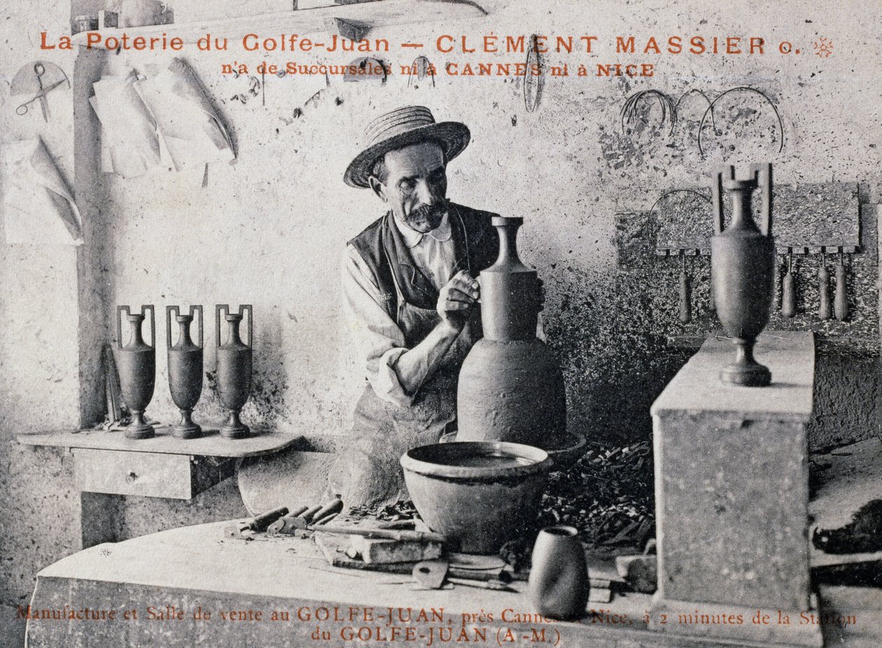 Pohlednice s Clementem Massierem (1844-1917), hrnčířským mistrem Poterie de Golf-Juan při práci ve svém ateliéru, Francie, 20. století od William M. Timlin