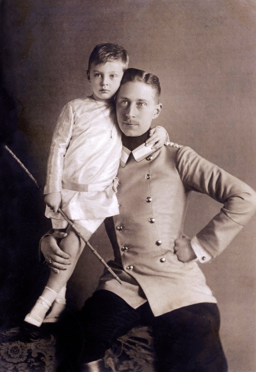 Princ Vilém Hohenzollernský (1882-1951) alias korunní princ, syn císaře Viléma II., se svým nejstarším synem, který se rovněž jmenoval Wilhelm, fotografie Selle und Kuntze od Unbekannter Künstler