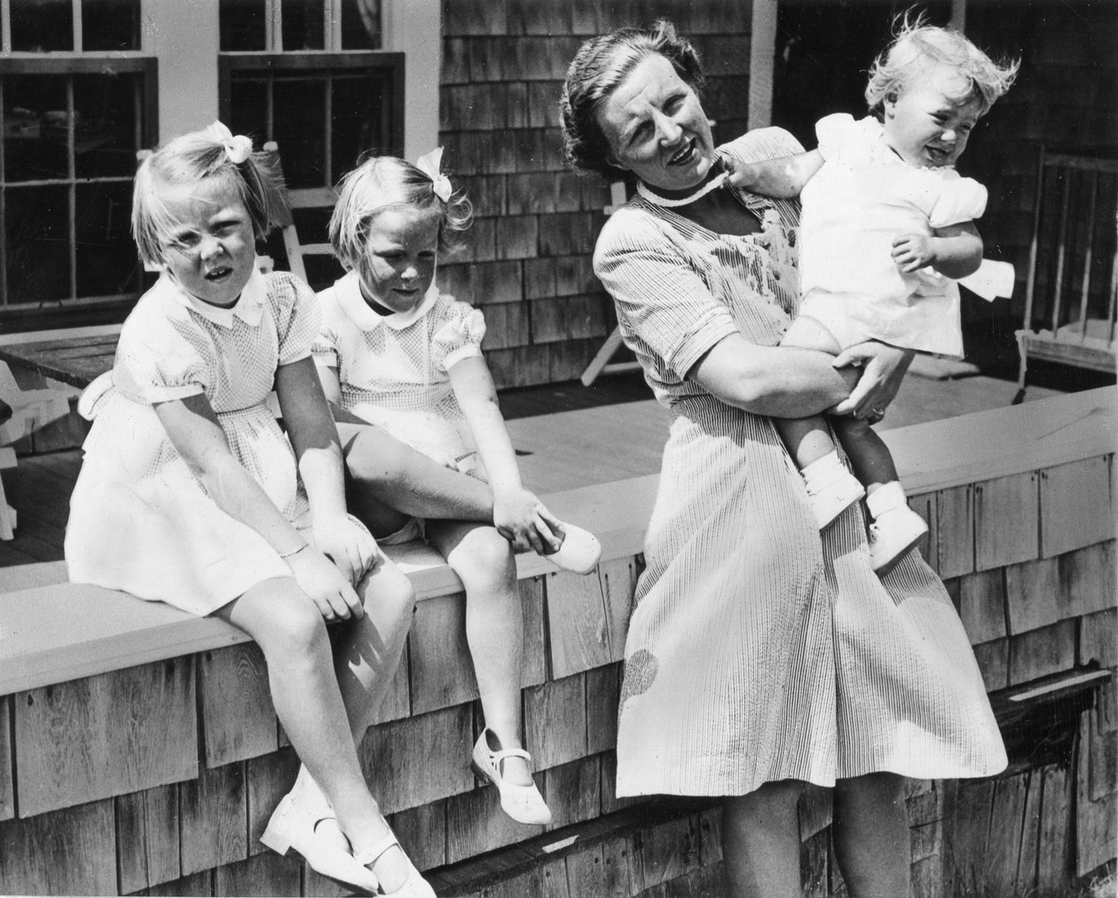 Nizozemská princezna Juliana (vpravo) a její tři blonďaté dcery, Beatrix, 6, Irene, 4, a 18měsíční Margriet Francesca, tráví dovolenou na Cape Cod a doufají, že hrozící kolaps německé válečné mašinérie jim umožní vrátit se jim od Benjamin Baud