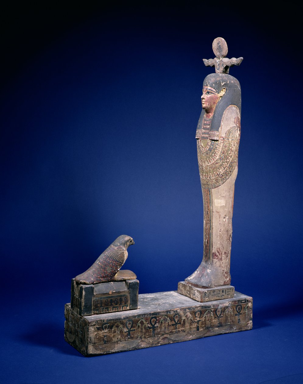 Postava Ptah-Soker-Osiris stojící na podstavci krabice čelem k sarkofágu se sokolem Horovým, pohřební předmět, egyptské, ptolemaiovské období, cca. 200 př. n. l. (polychromované dřevo) od Unbekannt