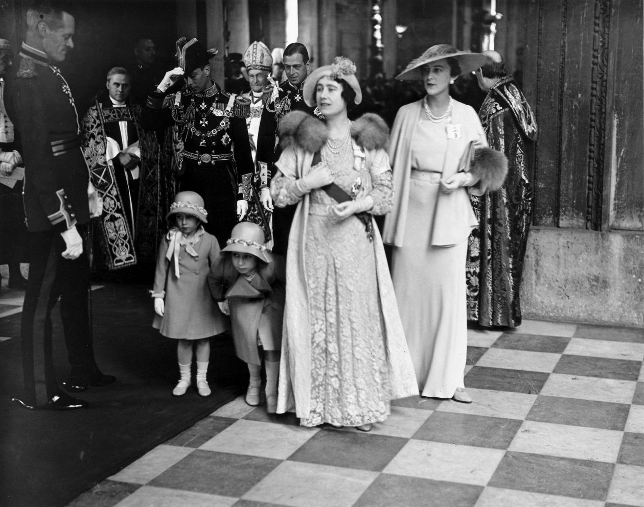 Královna Alžběta a princezny opouštějí katedrálu svatého Pavla, 6. května 1935 od Unbekannt