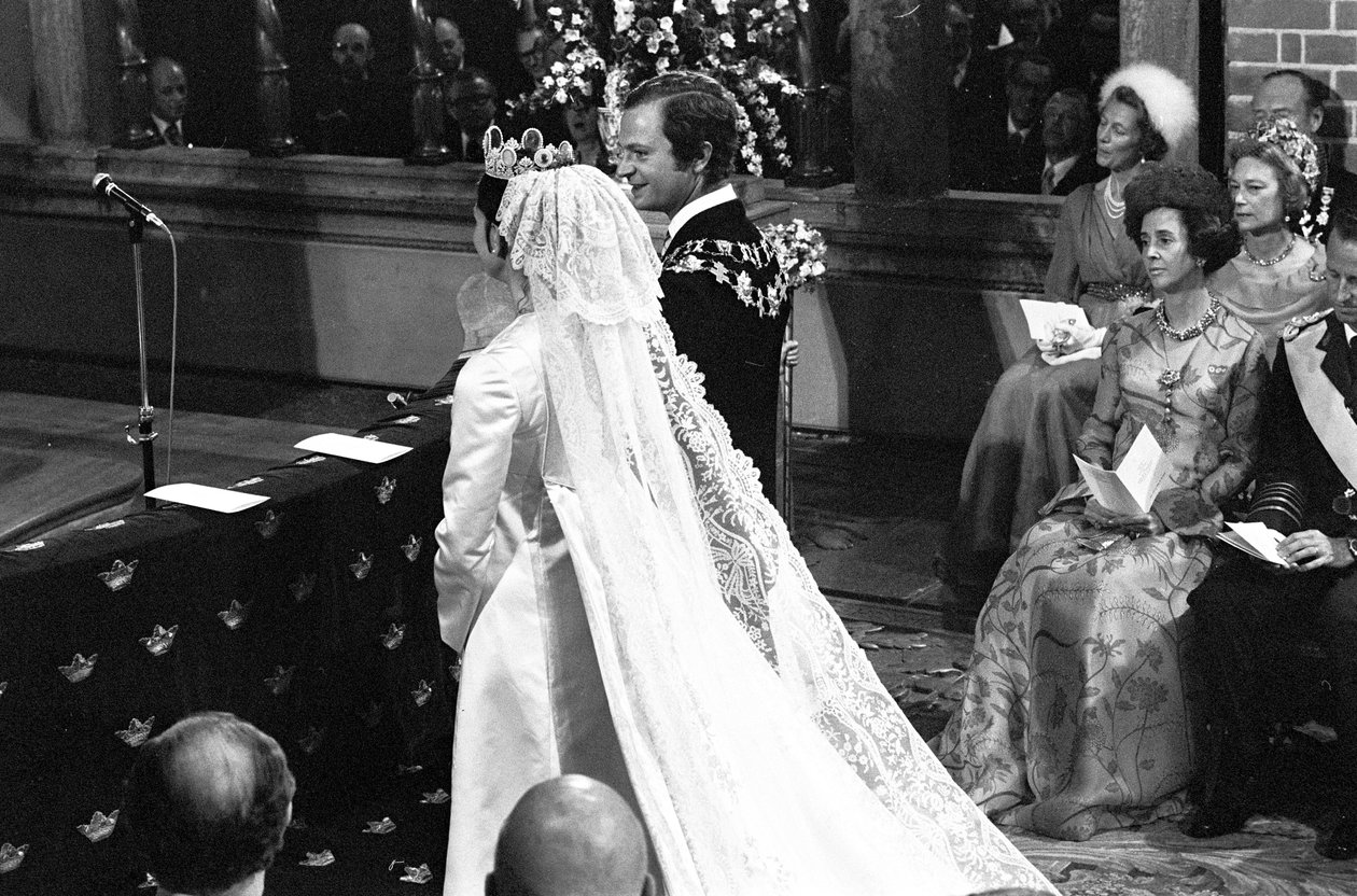 Královna Silvia a král Carl XVI. Gustaf během svatebního obřadu v Storkyrkan ve Stockholmu od Unbekannter Künstler