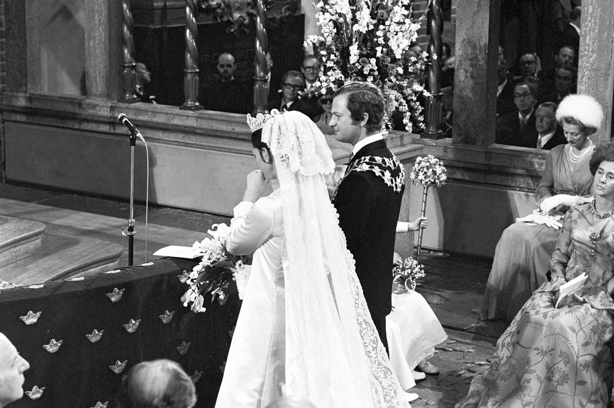 Královna Silvia a král Carl XVI. Gustaf během svatebního obřadu v Storkyrkan ve Stockholmu od Unbekannter Künstler