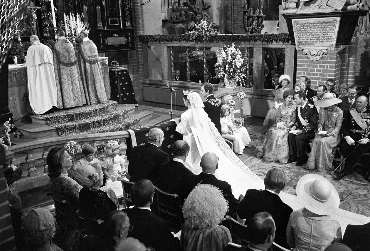 Královna Silvia a král Carl XVI. Gustaf během svatebního obřadu v Storkyrkan ve Stockholmu od Unbekannter Künstler