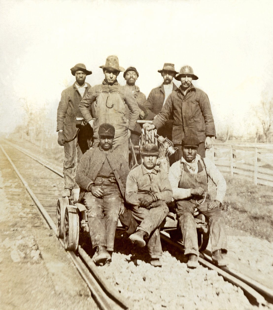 Železniční dělníci, Gallatin, Tennessee, cca 1895 (černobílá fotografie) od William M. Timlin