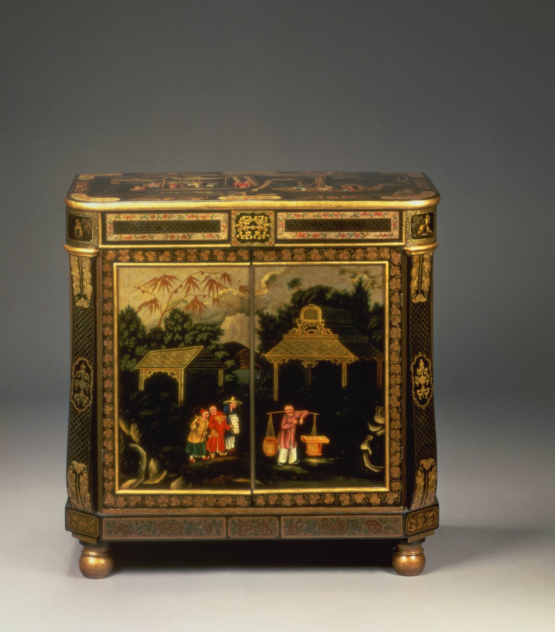 Regency tole peinte černá japonská boční skříňka, zobrazující přední dveře malované postavami obchodníků v krajině, vzácné, kolem roku 1815 (japonovaný cín) (viz také 66992) od Unbekannt