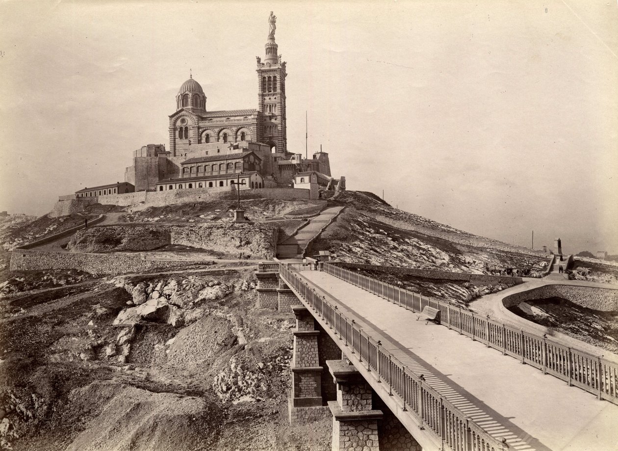 Náboženská architektura: vnější pohled na baziliku Notre Dame de la Garde (Notre-Dame-de-la-Garde), nazývanou také „Dobrá matka“ (1853-1864), postavenou podle plánů architekta Henry Esperandieu (1829) -1874). Marseille, Bouches du Rhone (13), stol od William M. Timlin