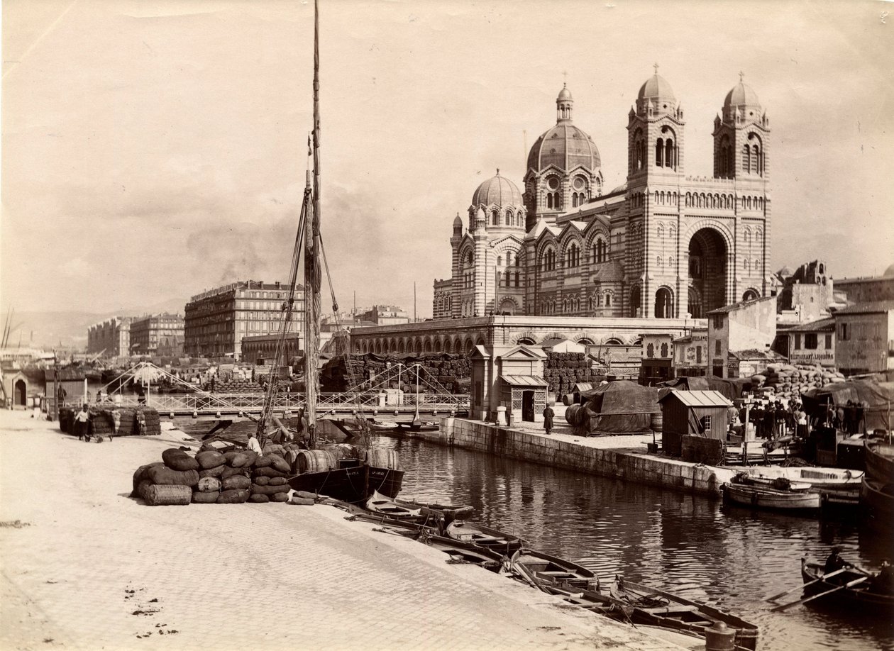 Církevní architektura: vnější pohled na bazilikovou katedrálu Sainte Marie Maggiore (Sainte-Marie-Maggiore), postavenou v letech 1852 až 1893 podle plánů architekta Leona Vaudoyera (1803-1872). Marseille, Bouches du Rhone (13), cenotyp beg od William M. Timlin