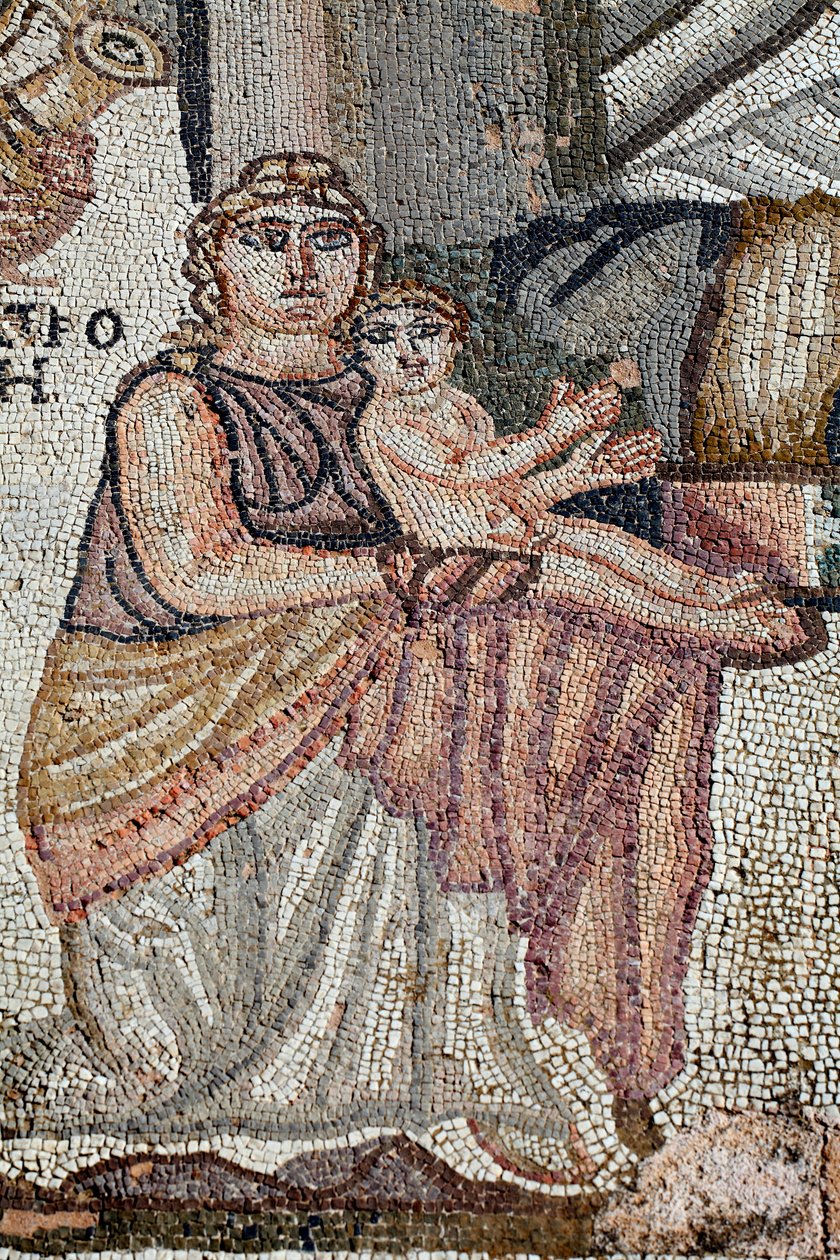 Reprezentace nově narozeného Achilla s jeho ošetřovatelkou Anatrope - Detail z panelu představujícího první Achillovu lázeň - Paphos Mosaics, vila Thesus 5. století našeho letopočtu - Kypr - Achilles nouveau ne avec sa nourrice, Anatroph - Detail od Unbekannt