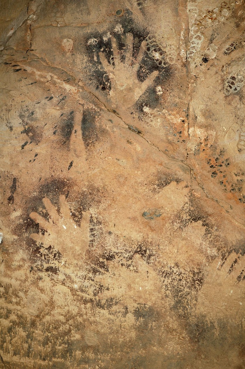Skalní umění, Prehistorie: Negativní ruce v jeskyni Ouadi el Obeyd v Bílé poušti v Egyptě. Období od 8000 do 3000 let před naším letopočtem. Fotografování od Unbekannt