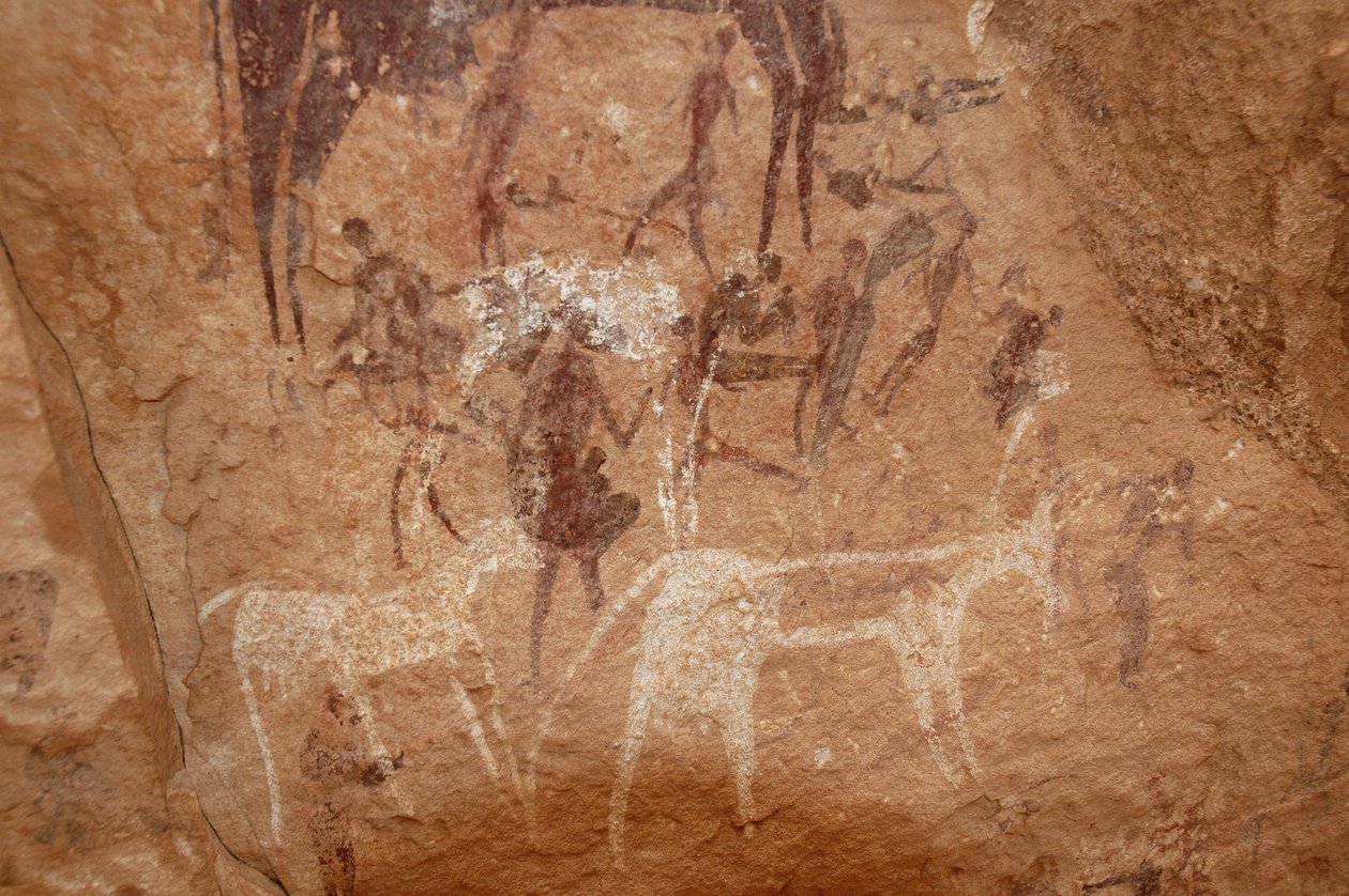Skalní umění, Prehistorie: Skalní malba postav a krav ve zdobeném přístřešku v masivu Uweinat v Súdánu (Karkur-Talh nebo Karkur Talh). Období od 8000 do 3000 let před naším letopočtem. Fotografování od Unbekannt