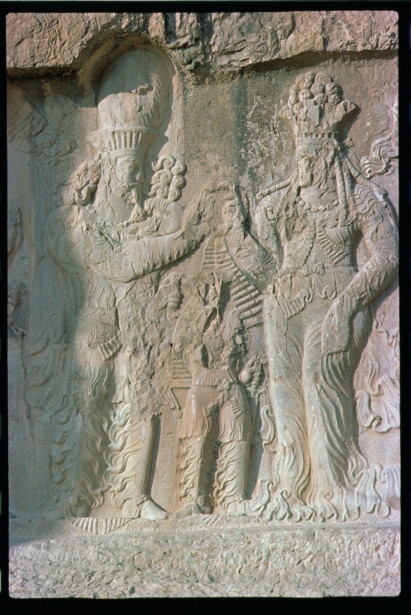 Skalní reliéf zobrazující investituru Narashe, Sassanian (vápenec) od Unbekannt