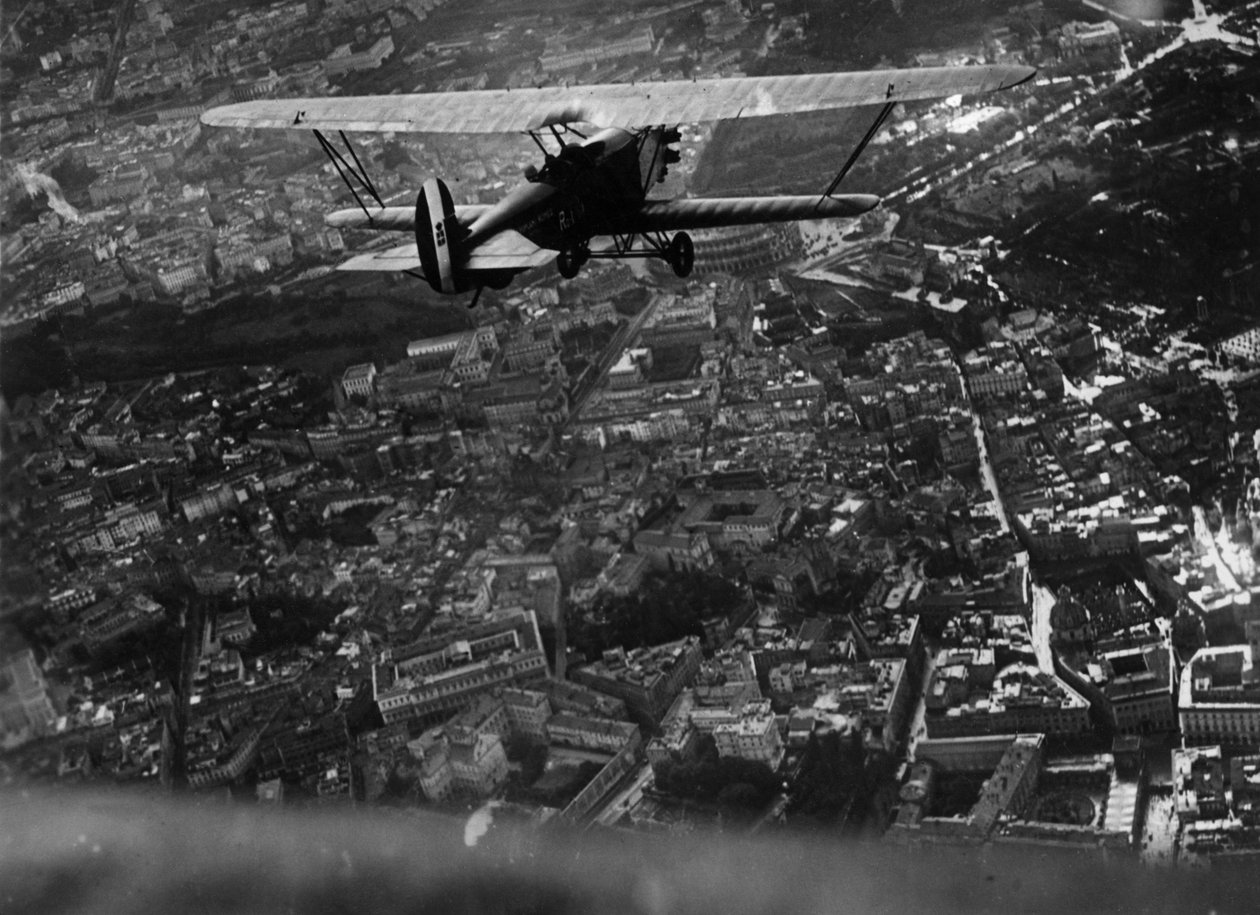 Řím (Itálie), cca 1930: Italský ministr letectví Italo Balbo (1896-1940) letí nad městem na palubě dvouplošníku „Ro1“ během letecké demonstrace pořádané u příležitosti inaugurace Salon du Tourisme – Řím, Itálie, cca 1930: Itálie ministr letectví, It od William M. Timlin