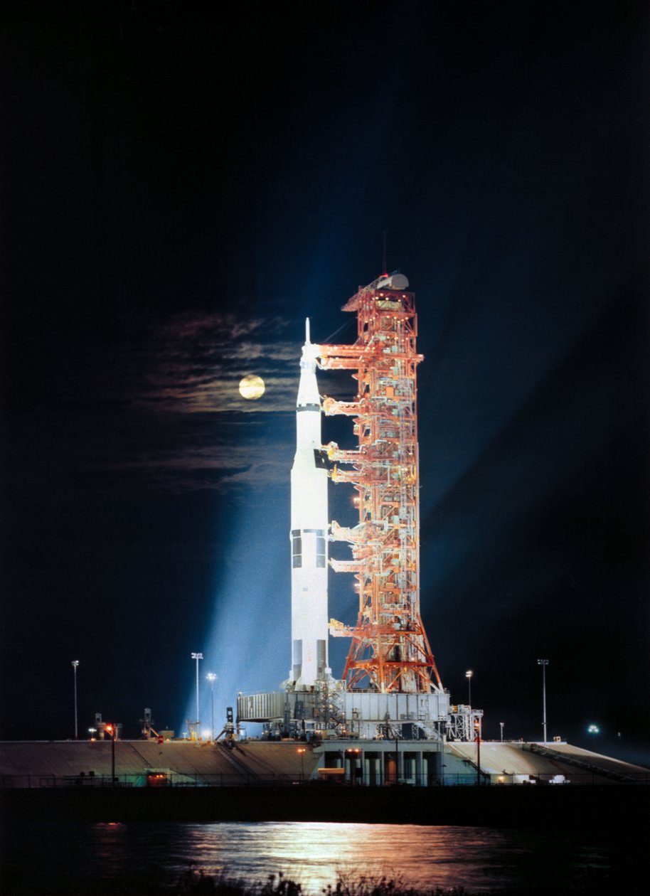 Světlomety osvětlují tuto noční scénu na Pad A, Launch Complex 39, Kennedy Space Center, Florida, ukazující vesmírné vozidlo Apollo 17 (Spacecraft 114/Lunar Module 12/Saturn 512) během příprav před startem od Unbekannt