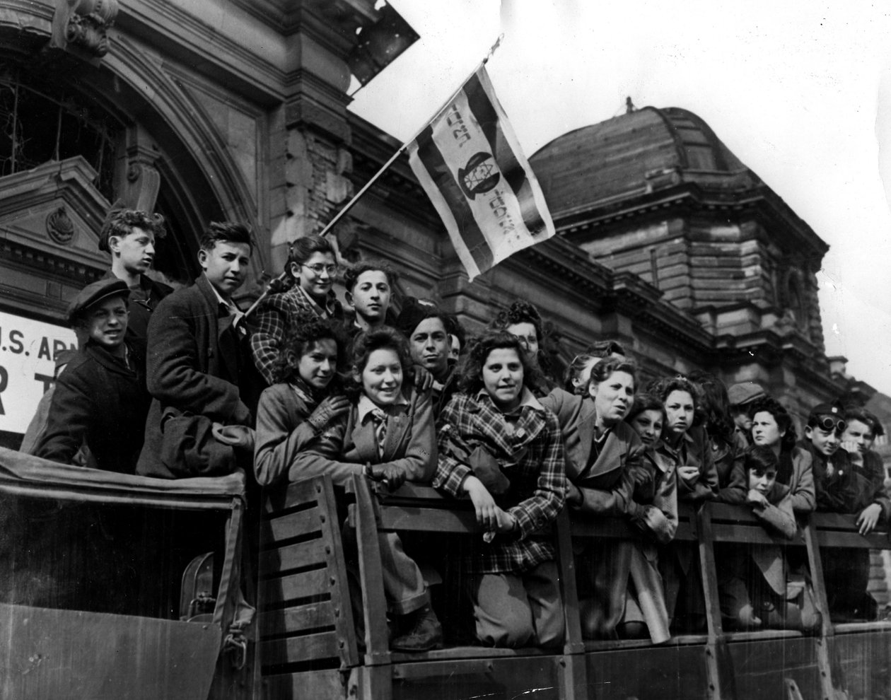 Druhá (druhá) světová válka (1939-1945) – Druhá světová válka (II. nebo 2. světová válka): Německo začátek roku 1946: Část 450 židovských dětí a dospívajících přeživších z táborů smrti, která byla transportována do Marseille, aby dosáhla Palestiny. od Unbekannt