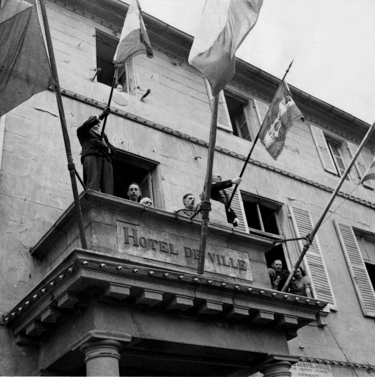 Druhá světová válka (1939-1945) - 2. světová válka (2. světová válka nebo 2. světová válka): Cherbourg (Manche) Francie 20. srpna 1944: Během své návštěvy generál De Gaulle (prezident Comite de Liberation Nationale) promluví na balkóně hotelu de Ville aux  od Unbekannt